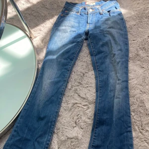 Low waist butcut levis jeans - Säljer nu dessa super snygga levis jeans i storlek 34, lågmidjade och sitter perfekt på mig som är 165, dem är lite slitna längst ner men inget man tänker på, jeansen är en gammal modell och går derför inte att få tag på i vanlig butik,❤️