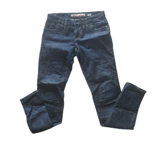 Vintage Miss Sixty jeans size 27 - Style J Lot Lågmidjade Dragkedja nertill. Fint skick 2 & elestan (stretch) Obs! Fråga ej om bilder på. Andra bilderna på detaljer går bra.  Mått Midja 36 cm ×2 Stuss 46 cm ×2 Gren 20 cm Innerben 69 cm  Pris 150 kr + frakt  Mvh