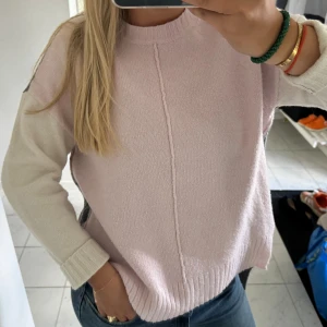 Flerfärgad stickad - Stickad tröja i grått, vitt och ljusrosa💕 