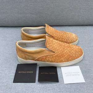 Tja! Säljer ett par bottega veneta loafers i storlek 41.5men sitter som 42.5Skicket är 9/10 förutom en defekt som du kan se på bild 5. Kort tillkommer vid köp som visar på att dem är äkta. Vid frågor är de bara att höra av dig!