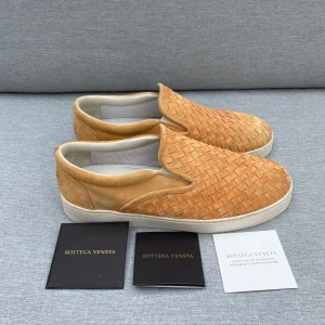 Bottega veneta loafers - Tja! Säljer ett par bottega veneta loafers i storlek 41.5men sitter som 42.5Skicket är 9/10 förutom en defekt som du kan se på bild 5. Kort tillkommer vid köp som visar på att dem är äkta. Vid frågor är de bara att höra av dig!