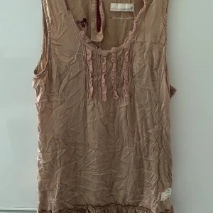 Odd Molly siden linne  - Vackert siden linne gammalrosa beige brunt.  Romantisk stil med krås å broderi.