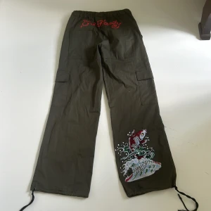 Ed Hardy byxor  - Användt dem max 5 gånger, kvaliteten är lika bra som när de var först köpta. Alla loggar är i lika bra skick som de var när byxorna var nya.