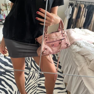 Grå kortkjol - En stilren grå/silvrig kortkjol i ett glansigt material. Kjolen har en tight passform och är perfekt för både vardag och fest.💞💞