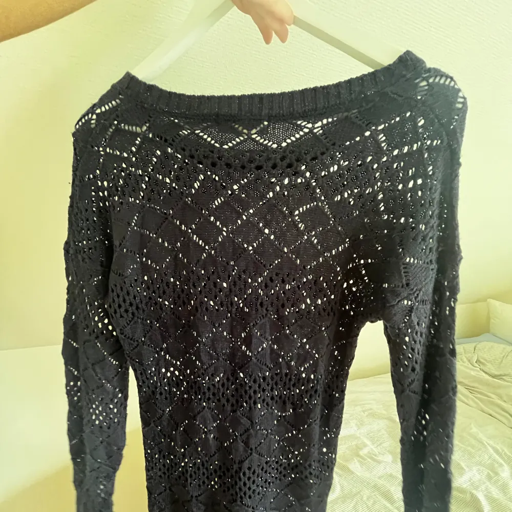 Stickad tröja med mönster. Väldigt snygg till låga jeans. Köpt secondhand men gott skick. . Neuleet.