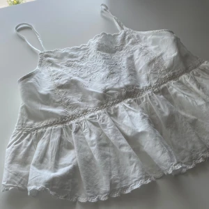 Ny fin topp från Zara - Det här är en söt vit topp från Zara i storlek xs. Den är oanvänd och säljs då den inte används. 
