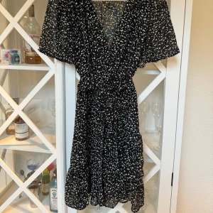 Mini klänning v ringad med resor i midjan - Använd färre än 5 ggr. Som ny. 