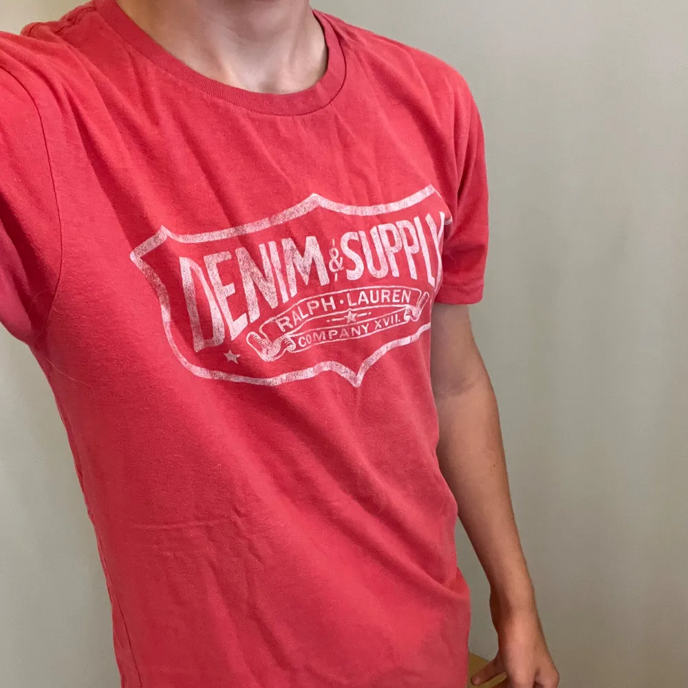 Denim & supply Ralph Lauren t-shirt | Storlek S men passar även M | Har ett litet hål på framsidan, annars bra skick | Sitter bra men lite långt på mig som är 178 / Mvh. T-shirts.