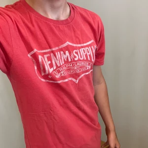 Ralph Lauren t-shirt - Denim & supply Ralph Lauren t-shirt | Storlek S men passar även M | Har ett litet hål på framsidan, annars bra skick | Sitter bra men lite långt på mig som är 178 / Mvh