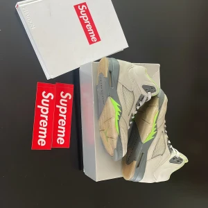 Jordan 5 green bean - Ganska bra skick köpt för 2200kr hör av er ifall ni vill ha fler bilder!💯