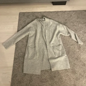 Stickad kofta - Super fin stickad kofta från hm. Kontakta mig för bilder på💓