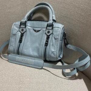 Zadig väska - Intressekonflikt på denna super fina Zadig väska köpt här på plick för några månader sen❤️ fint skick, märks att den är anvönd men har inga större defekter❤️  vet inte vad storleken heter men skulle säga att den är en medium- liten❤️