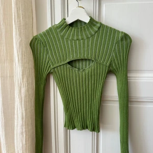 Urban outfiters topp - Säljer denna gröna topp från Urban outfiters i storlek M. Använt typ en gång och är väldigt stretchig i materialet. Skulle passa en XS/S också 💚