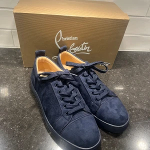 Mörkblå sneakers från Christian Louboutin - Säljer ett par snygga mörkblå sneakers från Christian Louboutin.  Välvårdade, använda enbart fåtal tillfällen Priset är ej hugget i sten vid snabb affär.