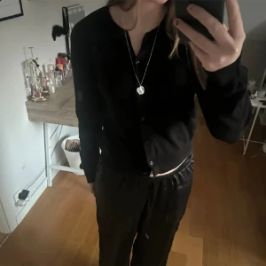 Svart kofta - Säljer denna svarta koftan då den inte kommer till användning längre💗