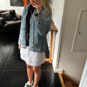 Zara kjol - Vit kjol från zara! Köpt på barnavdelningen men skulle säga att de är en xs/s! Som ny, pris kan diskuteras 💕skriv om ni har frågor!