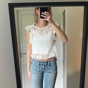 Superfin blus!! - Säljer denna fina blusen ifrån zara som tyvärr inte kommer till användning!!🤍🤍