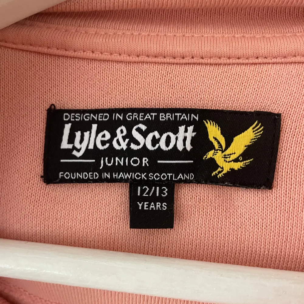 Rosa hoodie i mycket bra skick från Lyle & Scott. Använd ett fåtal gånger. Strl 12/13 som motsvarar 152/158.. Hoodies.