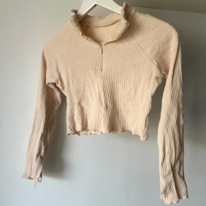 Croppad topp  - Croppad topp med dragkedja/krage! Använd fåtal gånger! 