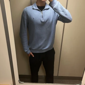 Ralph lauren halvzip - Säljer nu min feta halvzip från Ralph lauren vilket är i nyskick och inga defekter. Orginalpris 1400kr. Skriv om ni har några frågor och priset är inte hugget i sten! Mvh Charlie