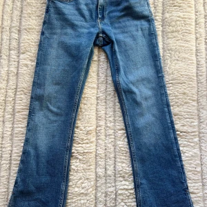 Jeans -  Säljer 200 kr billigare än original pris ,Aldrig använt,blå,zara,lågmidjade,bra skick