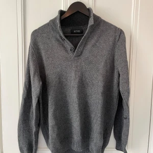 Stickad tröja M - Stickad grå tröja från märket Bytom. Mycket varm och i fint skick. Köp för endast 199kr