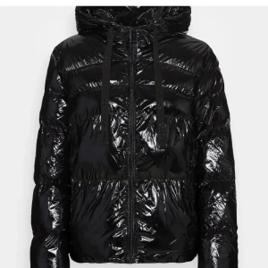 vinter jacka - säljer nu denna jättefina glansiga jacka från guess! den har inga skador eller defekter, använd en vinter.