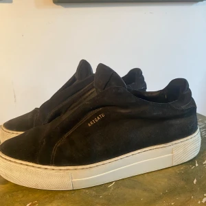 Arigato skor  - Tjena! Säljer nu dessa snygga Arigato skor. Okej skick. Original box medföljer! För fler frågor eller bilder är det bara att skriva 🤝