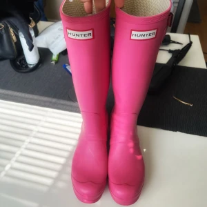 Hunter stövlar  - Gummistövlar från hunter. Använda endast 3 gånger. finns en fläck som syns på bild ovan. Annars i toppskick!☺️