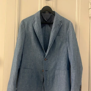 Ralph Lauren kavaj 38 - Riktigt fin Ralph Lauren kavaj i ljusblå färg. Kavajen är i perfekt skick, inga tecken på användning och i storlek 38R (S/M). Nypris 4999kr, köp för endast 949kr