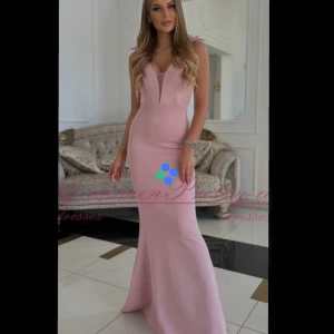 Rosa sjöjungfru klänning  - En helt ny använd bara 1 gång sjöjungfru klänning köpt i polen i storlek L med inbyggd BH säljer den för 900kr