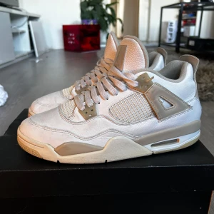 Jordan 4 retro sand - Använda ett par gånger men bra skick, tvättas givetvis innan säljning. Säljer dessa pga att det inte riktigt är min stil längre. Köpte för ca 2 år sedan på GOAT. Möts gärna upp i centrala Stockholm  Pris kan diskuteras