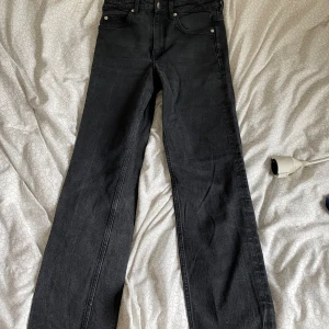 Svarta jeans - svarta  jeans, mid waist ifrån h&m i storlek 36. gott skick💕