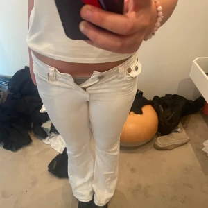 Vita jeans från True Religion - Ett par vita jeans från True Religion med låg midja och bootcut,strl 28 men små i strl ❤️kan tänka mig gå ner via snabb affär 