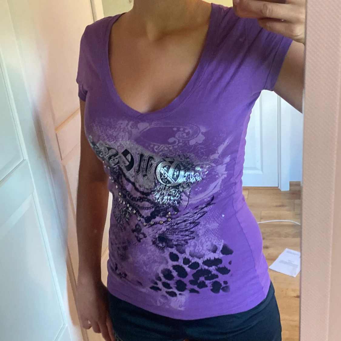 Lila t-shirt från Guess