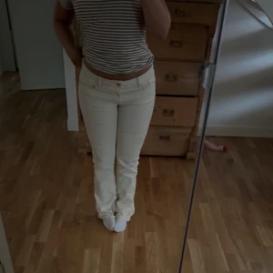 Bootcut jeans  - Försöker sälja dom här suuuperfina jeansen då jag beställde fel storlek och hann ej skicka tillbaka. Köptes för ca 3 veckor sedan och använda Max två gånger🌟