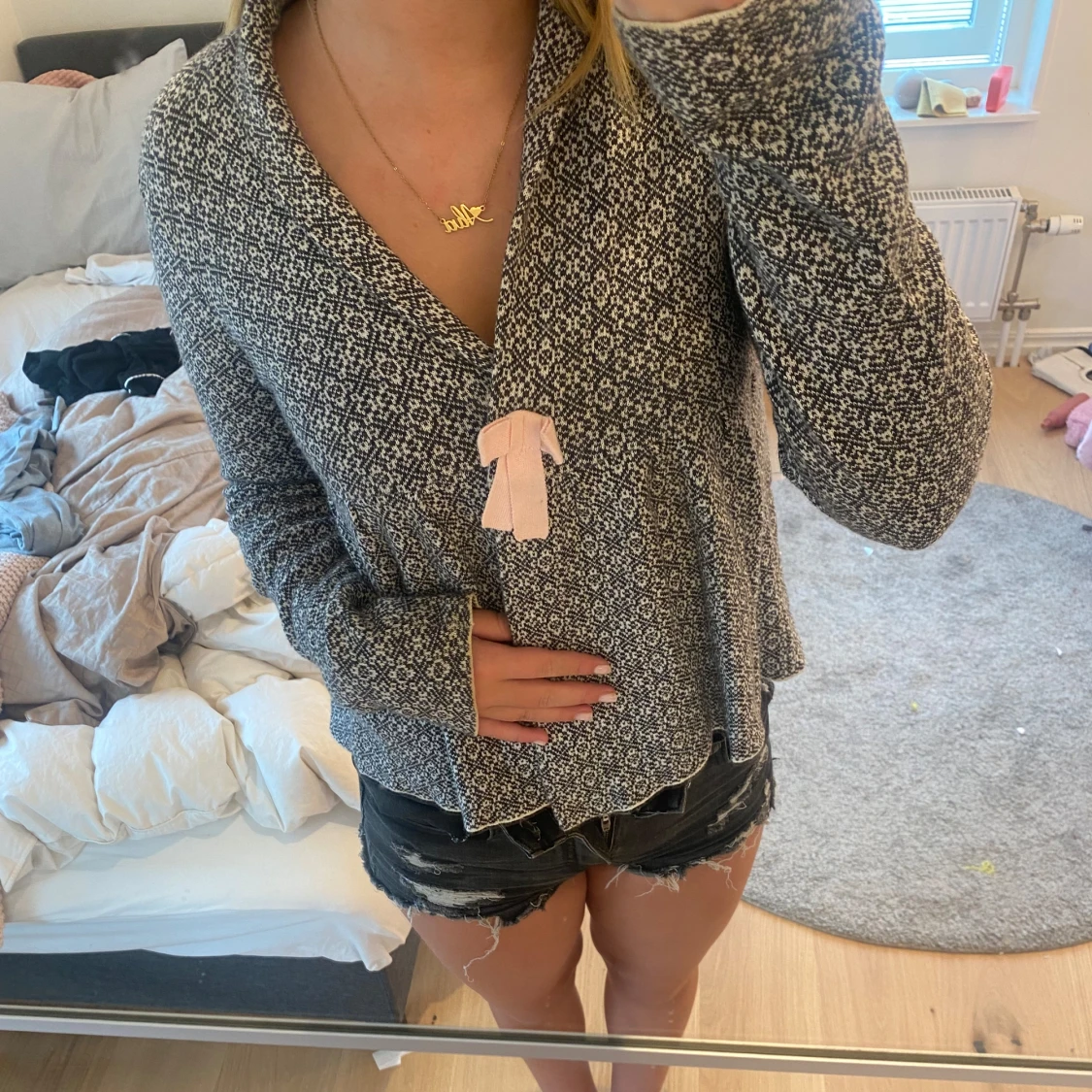 Mönstrad kofta med rosa rosett - 91