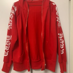 Jätte skön och bra till hösten  - Säljer röd kofta som tyvärr har blivit liten för mig. Skick 9/10. Skön material, inga skador. Kan diskutera pris.