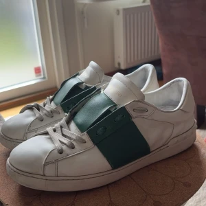 Valentino open  -  Har använt dem runt tre månader jag är hyfsat skick och pris kan diskutera