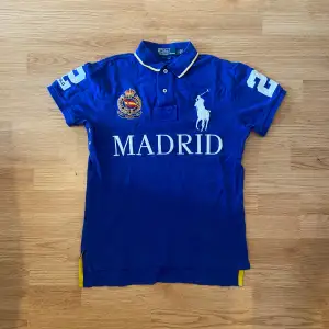 !skicka bud för snabb affär! Riktigt fet Ralph Lauren Madrid piké, storlek M. Mycket bra skick men lite gul ”fläck” på 3an vilket går bort. Sällsynt och säljer den billigt. Skriv om ni undrar någonting eller om ni vill ha fler bilder 📲