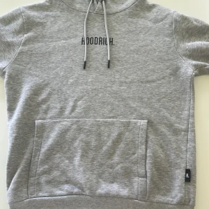 Hoodrich hoodie - En grå hoodrich hoodie som nu aldrig används den är i jätte bra skick