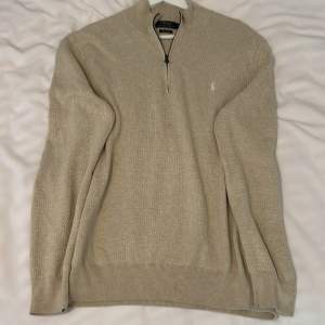 Fin beige half zip från Ralph lauren i storlek L men passar mer som M, måste tyvärr sälja för den inte passar längre…