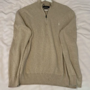 Ralph lauren Half zip - Fin beige half zip från Ralph lauren i storlek L men passar mer som M, måste tyvärr sälja för den inte passar längre…