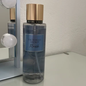 Victoria secret body mist  - Knappt använd (se på bild nummer tre hur mycket som är kvar). Priset kan eventuellt diskuteras. 