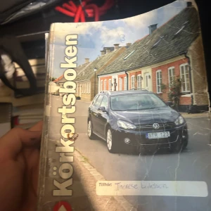Körkortsboken teori  - Säljer denna då personen som använde den fått körkortet och inte har nytta av boken längre. Inga slitna sidor men anteckningar och understrykningar med färg finns i boken.  Priset kan diskuteras 