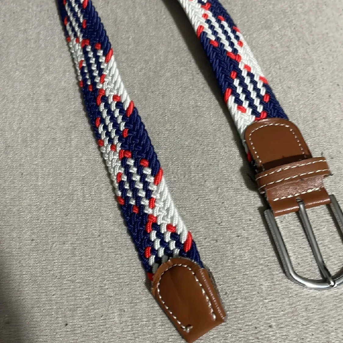 Randigt flätat bälte med läderdetaljer - 92