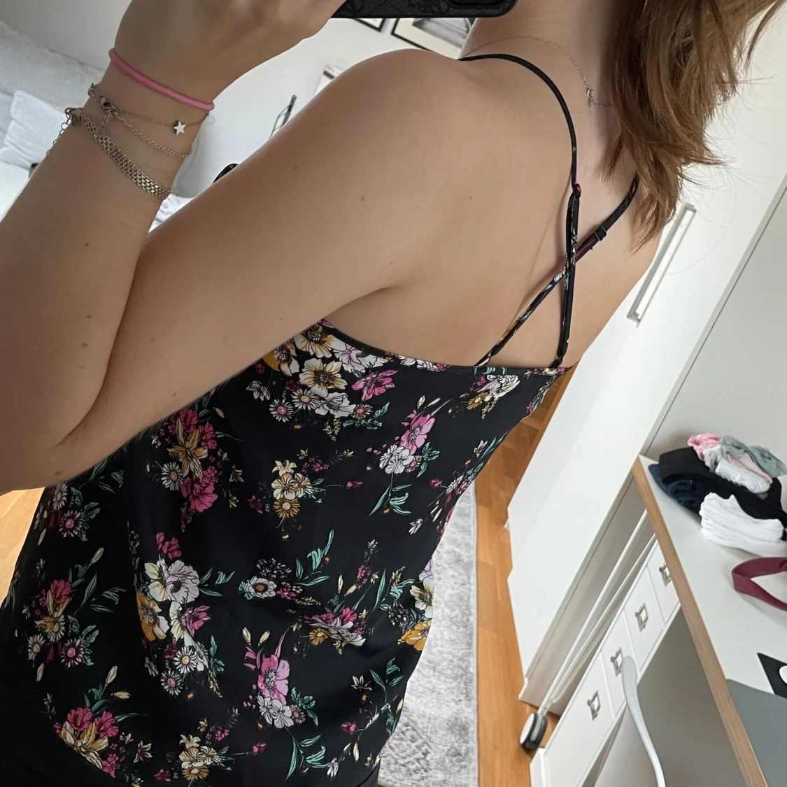 Svart blommig linnetopp - 90