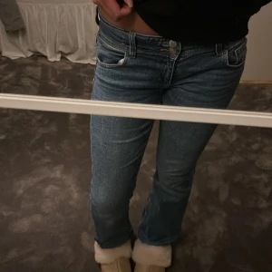 Lowwaist bootcut jeans - 164 i storlek och det motsvarar 34-36, jätte fina byxor ifrån ginatricot