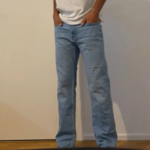 Ljusblå Jeans - Straight leg jeans. Köpta på hollister butik. Väl omhändertagna och har en jätte bra passform 👏. Jag är 176cm och väger 70kg. 31W och 30L. Hör av er vid frågor 😁
