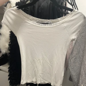 T-shirt med spetsdetaljer  - T-shirt, oanvänd. Ifrån lager157 med spetsdetaljer🩷🌸 